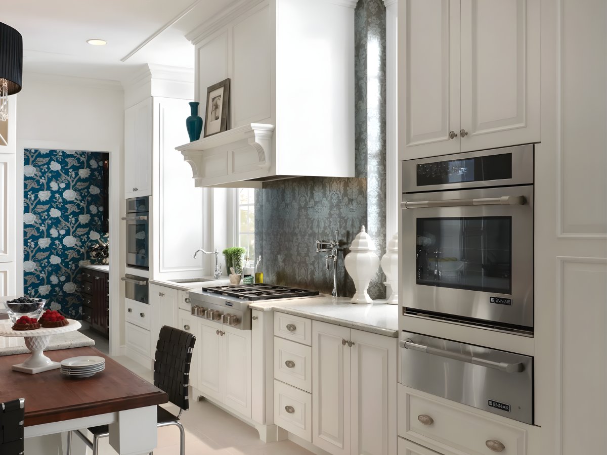 White traditional kitchen — Advanced Cabinetry Inc.